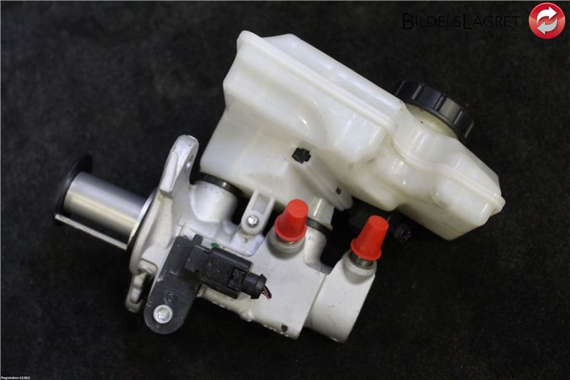 Brake - Master cylinder AUDI Q3 (F3B)