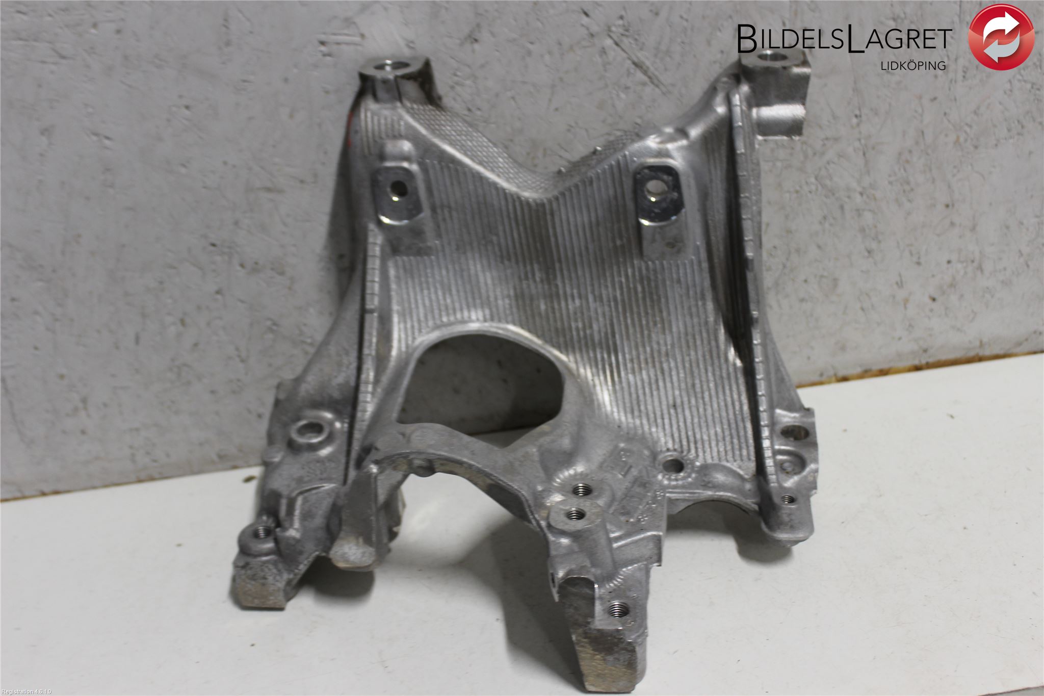 8W0-399-295-E: Front member, Gear-box member, Engine
