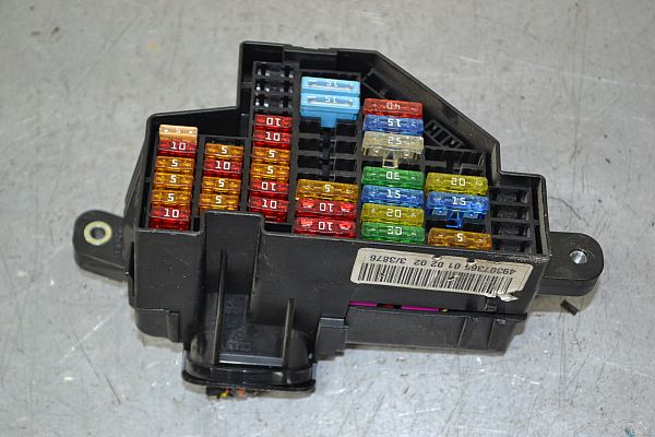 boîte à fusibles VW PASSAT Estate (3C5)