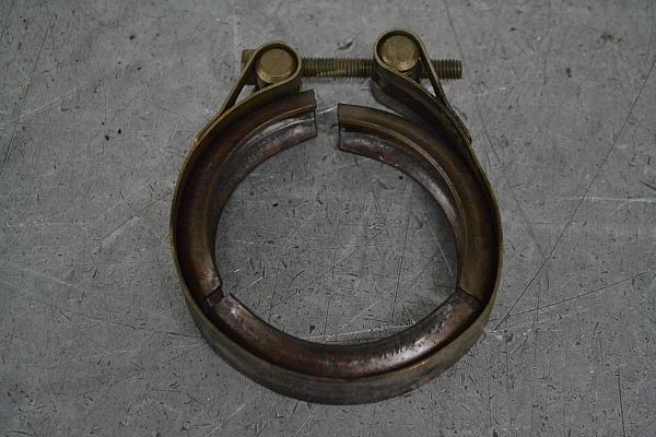 Muffler pipe connector clamp