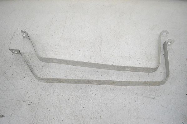 Fuel tank mounting bracket