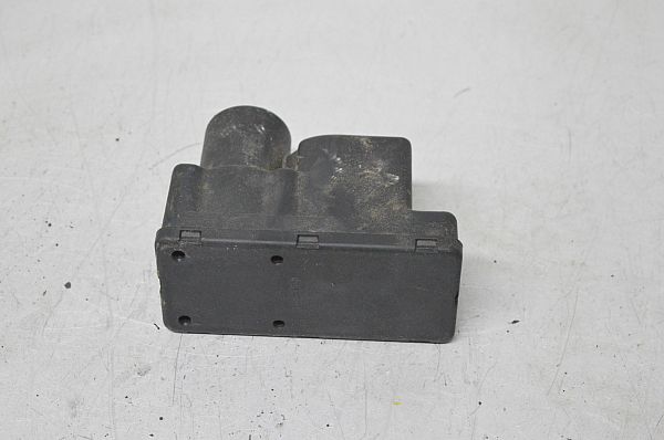 Zentralverriegelung Pumpe AUDI 100 Avant (44, 44Q, C3)