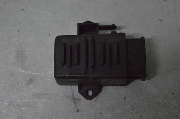 Seat heating relay