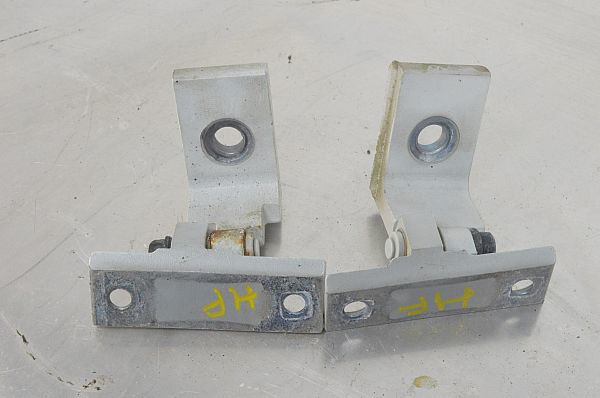 Upper door hinge
