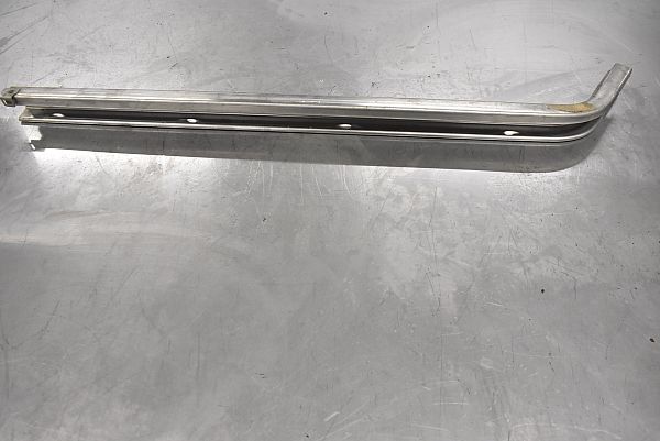 Sliding door bottom rail