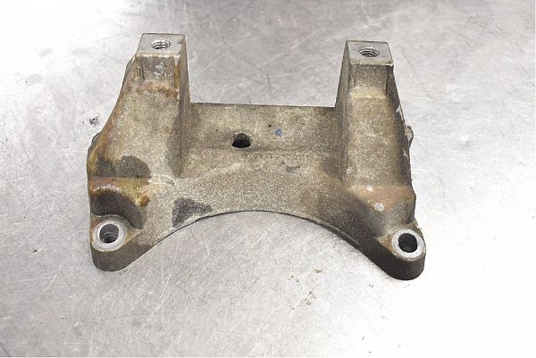 Gearbox mounting bracket
