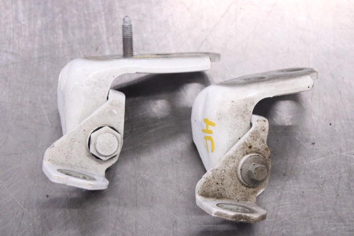 Upper door hinge