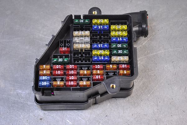 boîte à fusibles VW PASSAT Estate (3B6)
