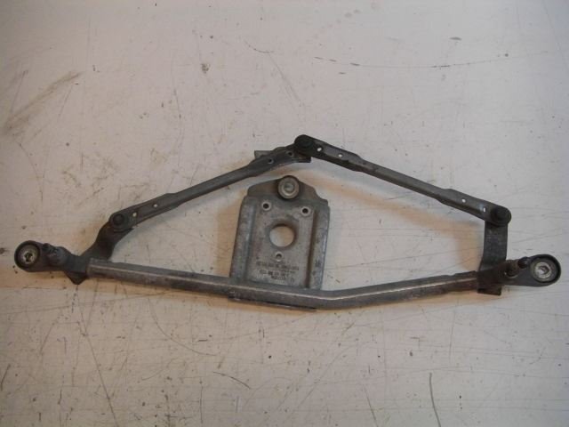 Windshield wiper linkage and motor