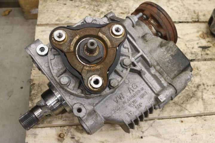 Oś przednia  – mechanizm różnicowy napęd 4x4 AUDI 100 Avant (44, 44Q, C3)