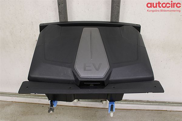 Front trunk storage compartment