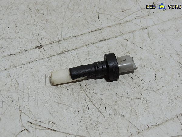 Windshield washer fluid level sensor
