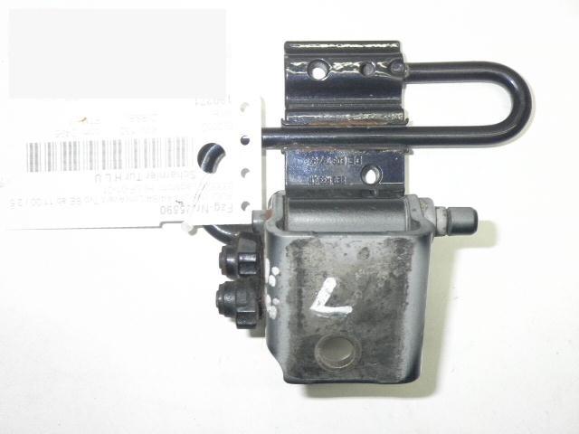 Lower door hinge