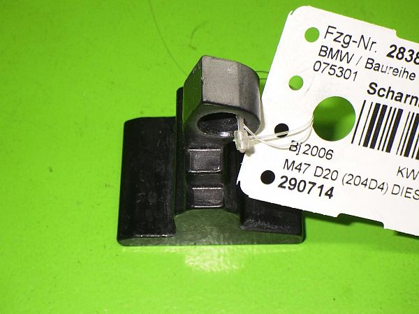 Upper door hinge
