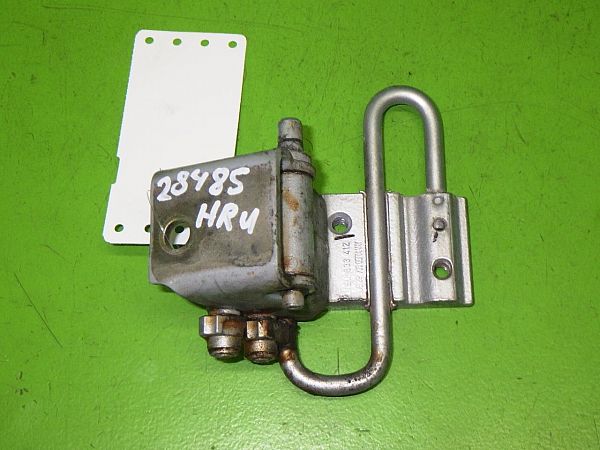Lower door hinge