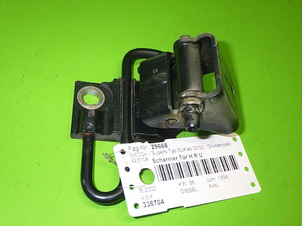 Lower door hinge