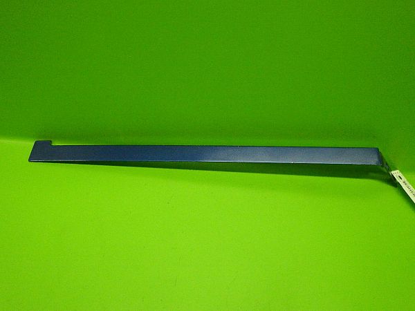 Sliding door rail trim