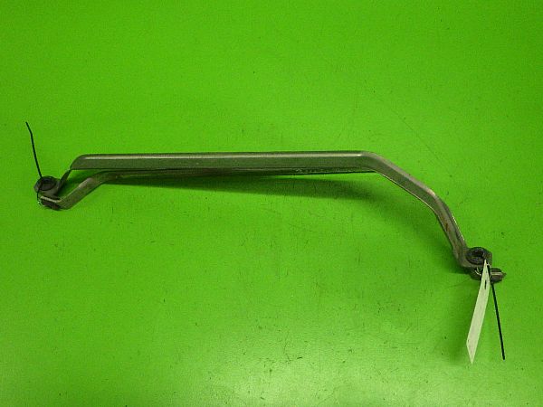 Fuel tank mounting bracket