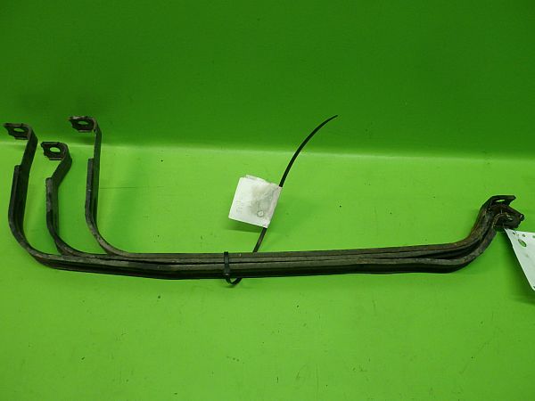Fuel tank mounting bracket