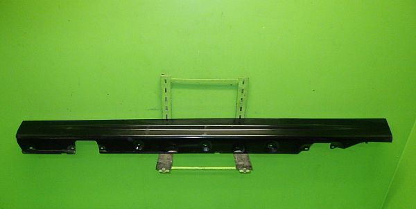 Car sill
