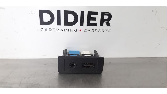 AUX-/USB-Anschluss MERCEDES-BENZ VITO Dualiner (W447)