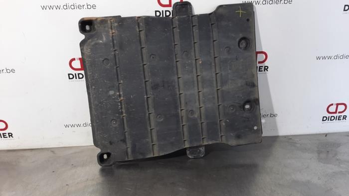 Center under tray cover