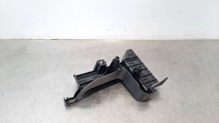 Front splash guards bracket