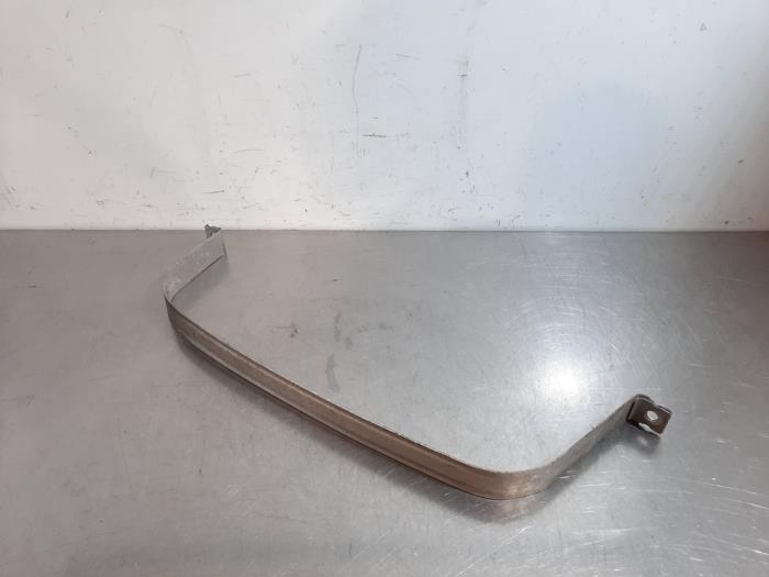 Fuel tank mounting bracket