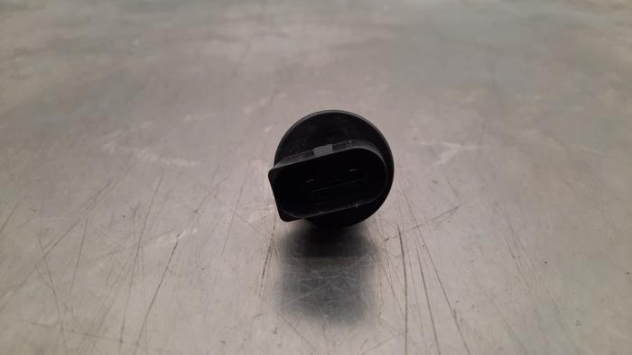 Windshield washer fluid level sensor