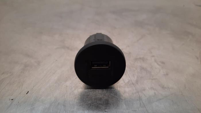AUX-/USB-Anschluss RENAULT MASTER III Platform/Chassis (EV, HV, UV)