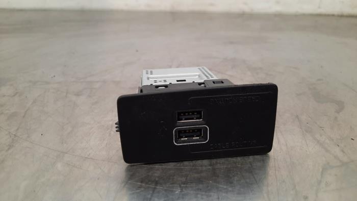 AUX-/USB-Anschluss VOLVO XC60 II (246)