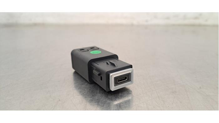 AUX-/USB-Anschluss PEUGEOT 308 III (FB_, FH_, FP_, F3_, FM_)