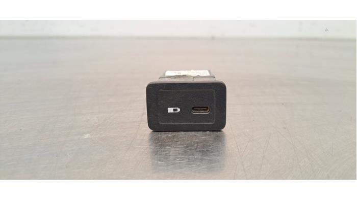 AUX-/USB-Anschluss MERCEDES-BENZ SPRINTER 3-t Van (B910)