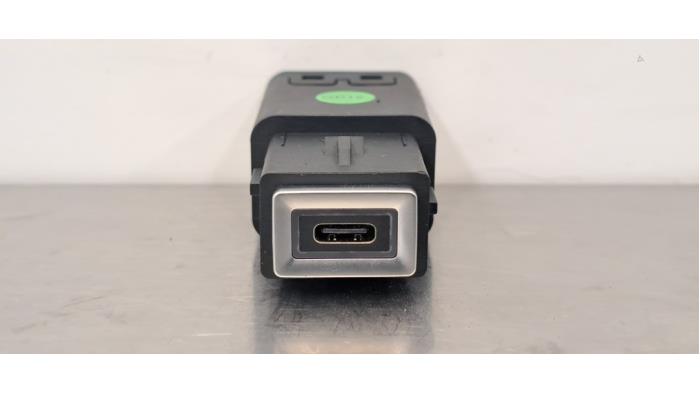 AUX-/USB-Anschluss PEUGEOT 2008 II (UD_, US_, UY_, UJ_, UR_, UC_)