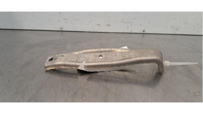 Radiator support bracket