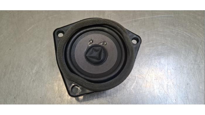 Parcel shelf speaker
