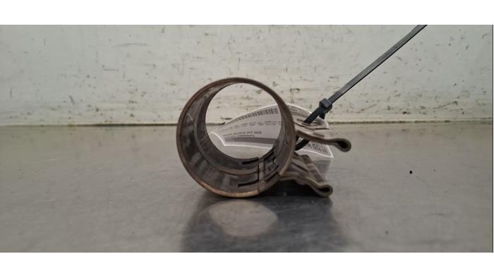 Muffler pipe connector clamp