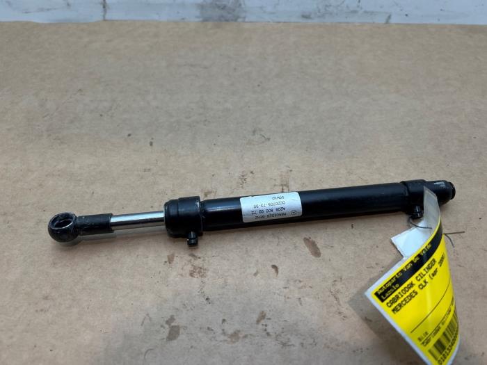 Convertible roof main ram cylinder
