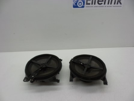 Parcel shelf speaker