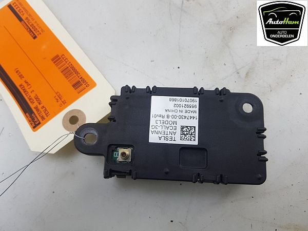 Wzmacniacz antenowy TESLA MODEL 3 (5YJ3)