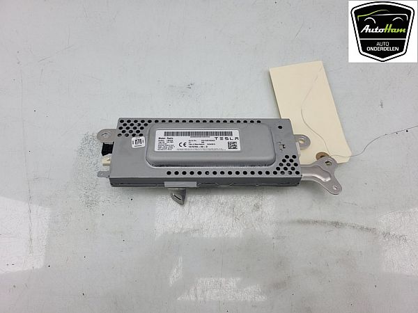 Wzmacniacz antenowy TESLA MODEL 3 (5YJ3)