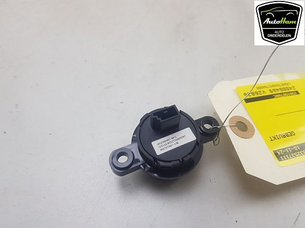 Tailgate/boot open switch button