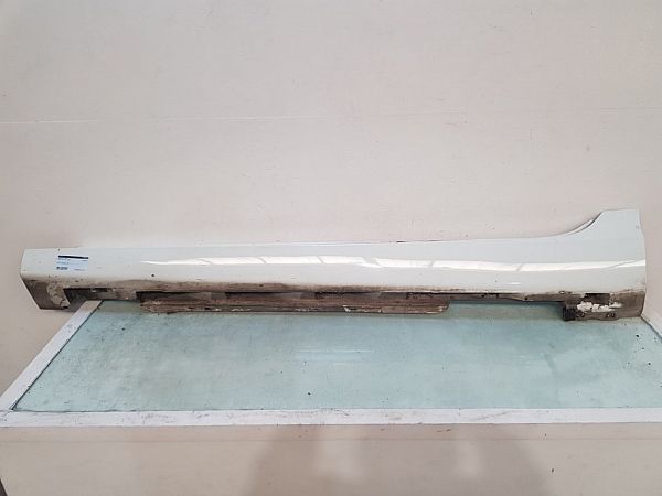 Car sill