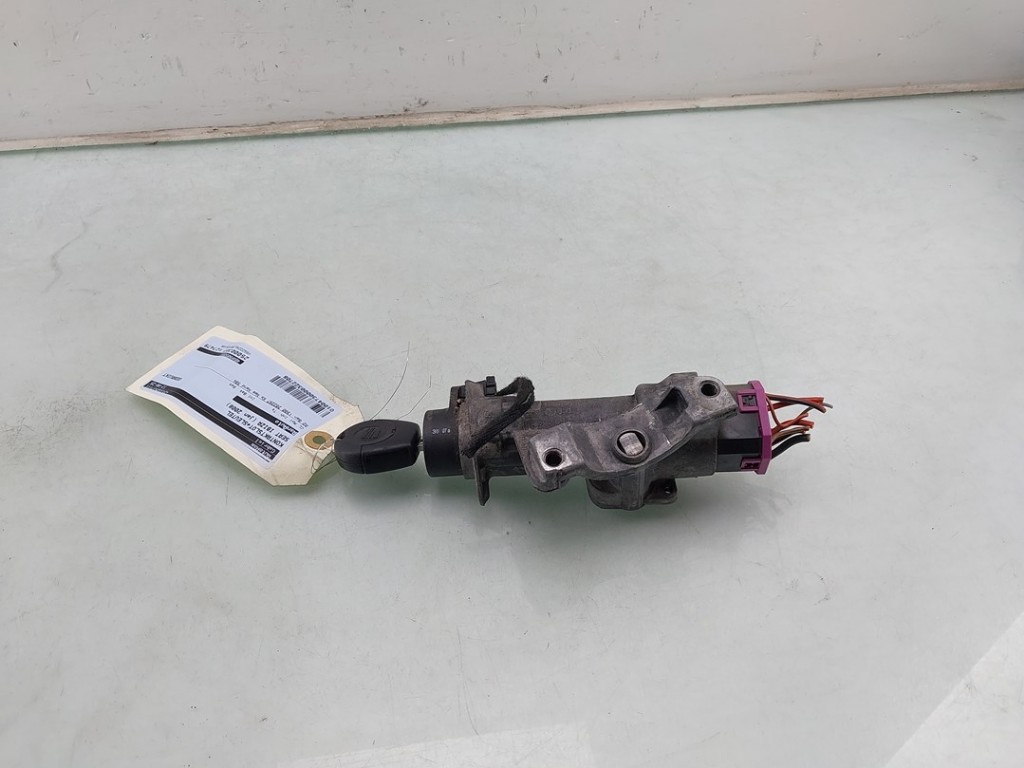 8588ページ Oprawka żarówki kierunkowskazu Opel Vectra C Signum OE