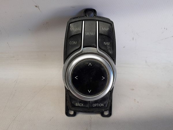 Head unit multimedia control