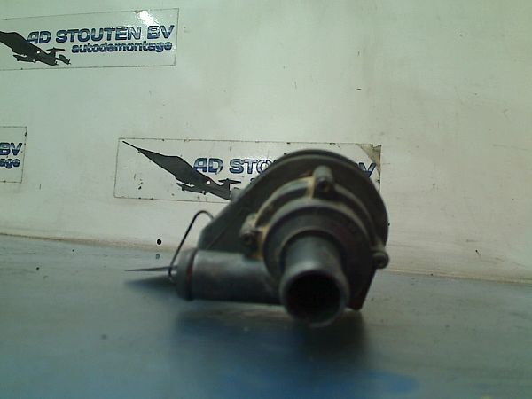 Water pump VOLVO V40 Hatchback (525, 526)