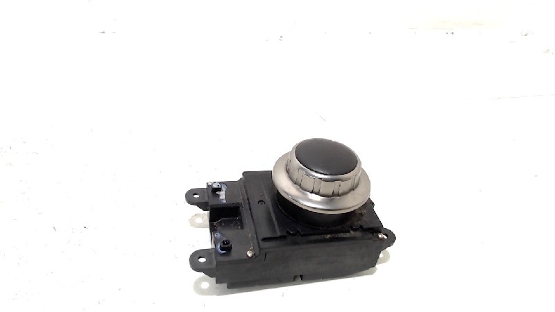 Head unit multimedia control