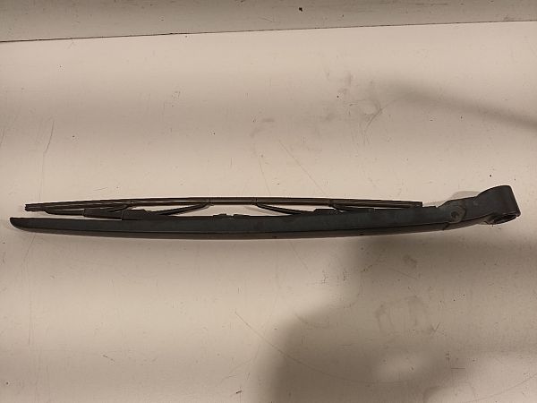 Rear wiper blade arm