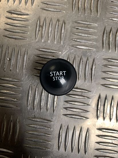 Bouton poussoir de démarrage du moteur