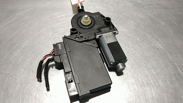 Moteur de lève-vitre de porte